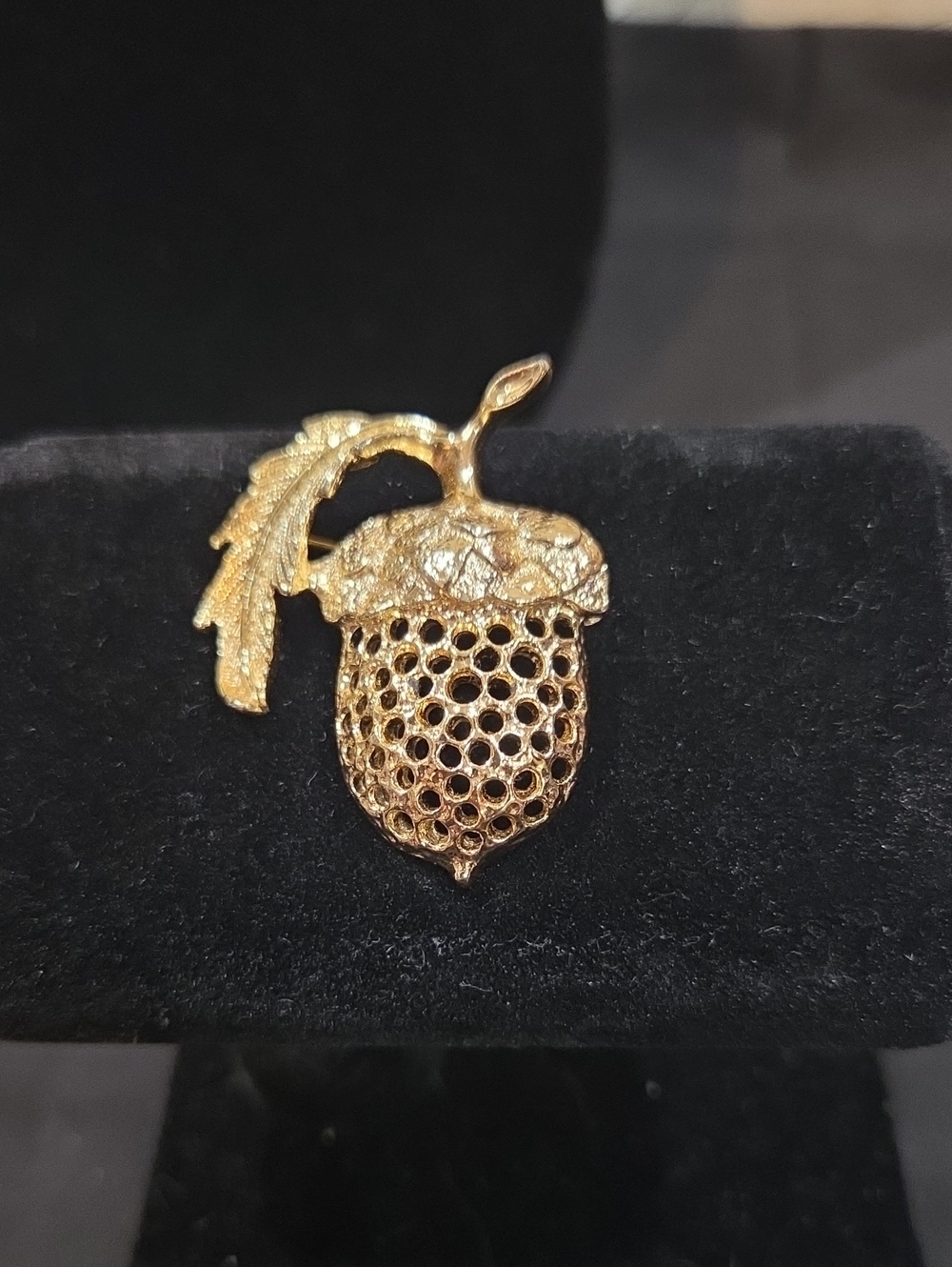 SARAH COVENTRY ACORN BROOCH - VINTAGE